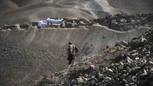 Работата върху подкрепяната от Китай афганистанска медна мина придобива темпо след 17 години, но старите страхове се задържат