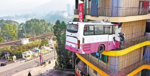 Текстовете оживяват в инсталация за автобусна катастрофа