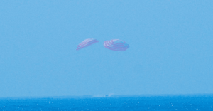 Китай успешно извади в морето капсула за връщане с екипаж на космически кораб