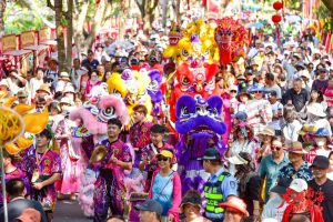 Фолклорното обичайно събитие „Крал дракон“ в Саня празнува морското наследство