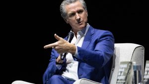 Губернаторът на Калифорния Нюсъм казва, че няма непосредствена заплаха, въпреки предупреждението за нападение с дрон на Иран