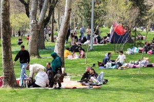 Иранска война: музика и барбекюта в Техеран въпреки заплахите на Тръмп за „каменната ера“.